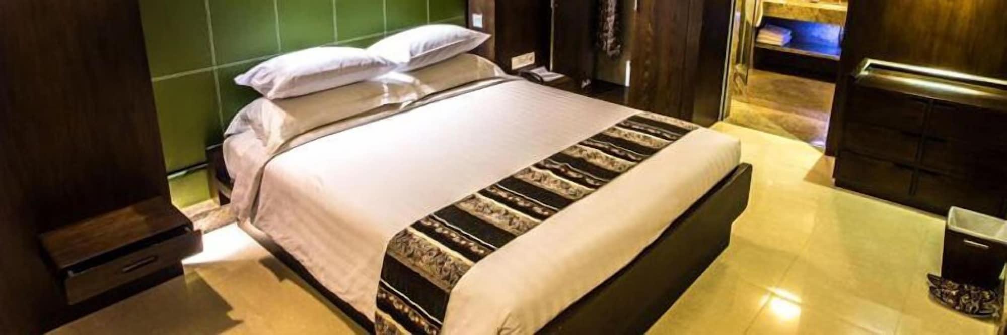 Crown Victoria Hotel Тулунгагун Екстериор снимка