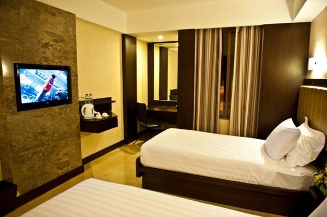 Crown Victoria Hotel Тулунгагун Стая снимка